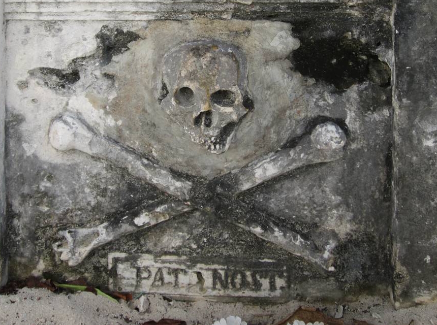 Fermín Mundaca murió en Mérida y sus restos fueron devueltos a Isla Mujeres donde se encuentra su tumba en la que se puede observar un crucifijo invertido