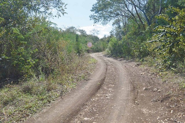 La familia construyó un complejo inmobiliario con cancha de tenis, viviendas y un hospital, porque se apoderaron de terrenos ejidales