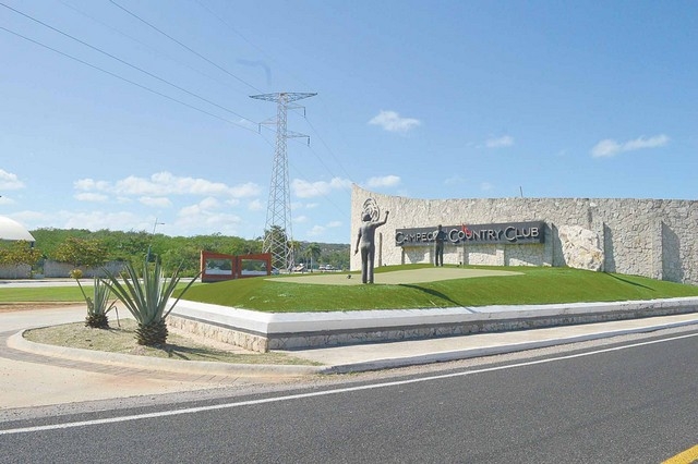 La familia de Carlos Mouriño de Atanes logró apropiarse de mil 800 lotes