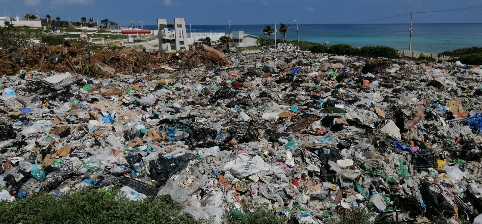 Los vecinos no soportan el aroma y los insectos que genera este cerro de basura Los vecinos no soportan el aroma y los insectos que genera este cerro de basura