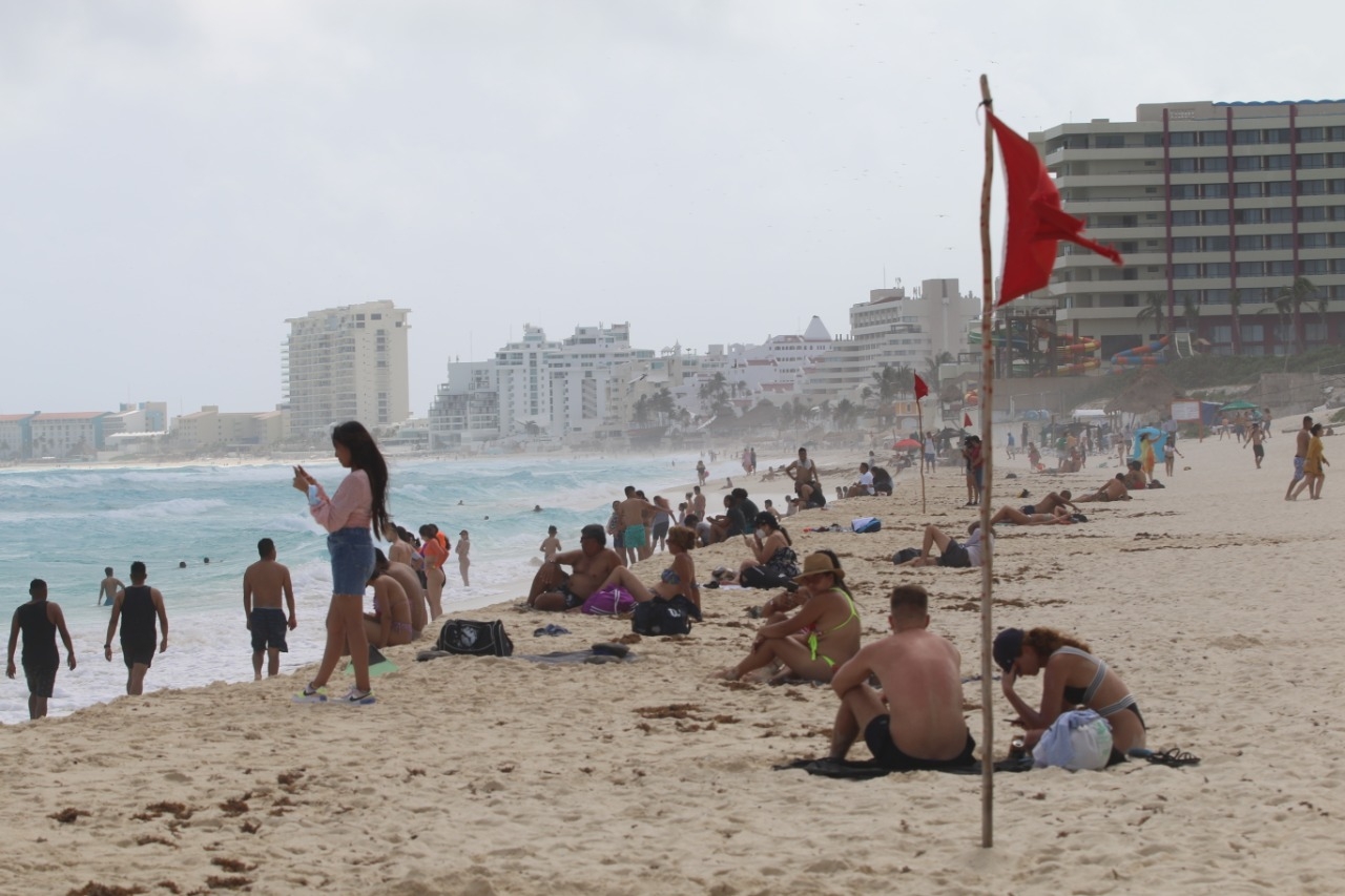 Bañistas se aglomeran en la playa de Cancún