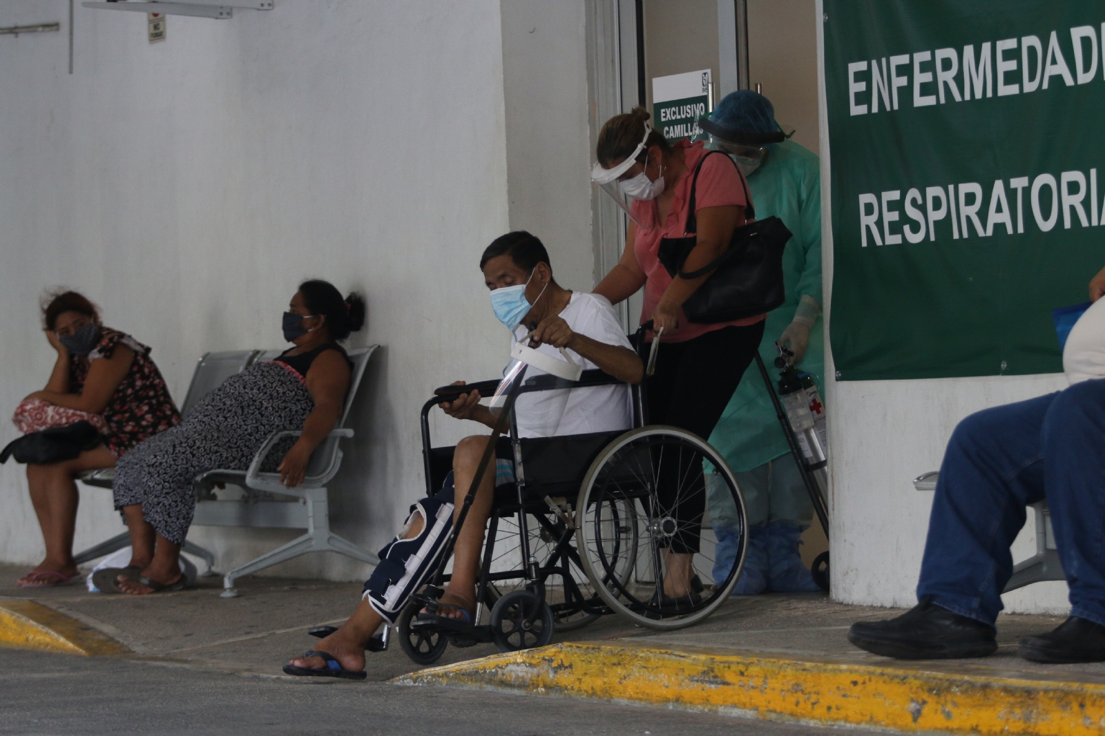 El único requisito para recibir la dosis es comprobar con una identificación oficial que son habitantes del municipio El único requisito para recibir la dosis es comprobar con una identificación oficial que son habitantes del municipio
