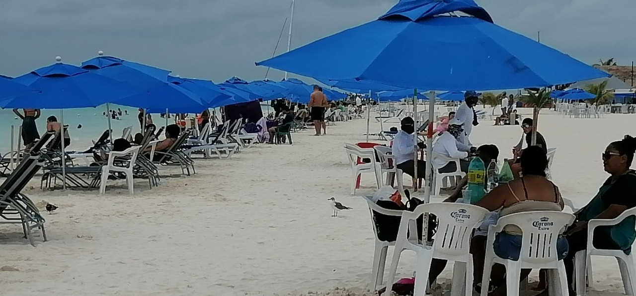 Turistas mexicanos disfrutan de las playas de Isla Mujeres