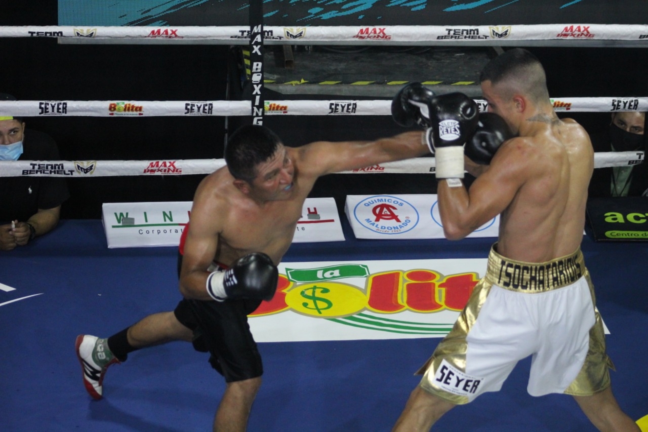 La primera función profesional de boxeo fue un espectáculo de principio a fin La primera función profesional de boxeo fue un espectáculo de principio a fin