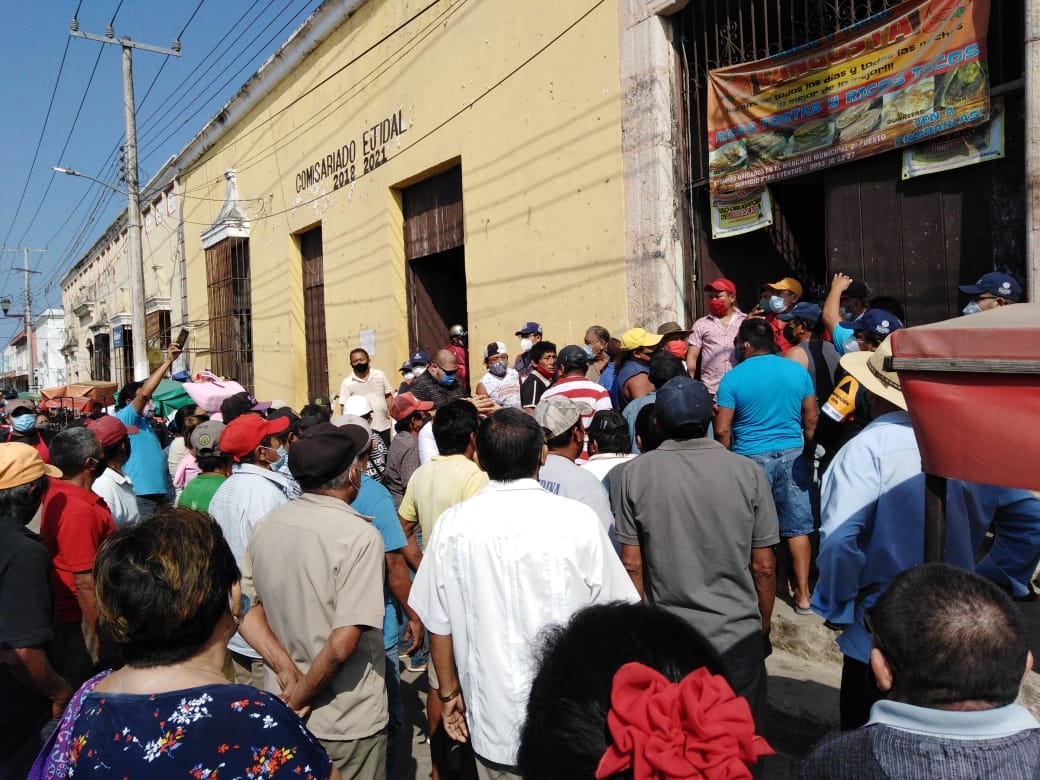Los campesinos forzaron los portones e ingresaron a la fuerza para suspender la asamblea Los campesinos forzaron los portones e ingresaron a la fuerza para suspender la asamblea