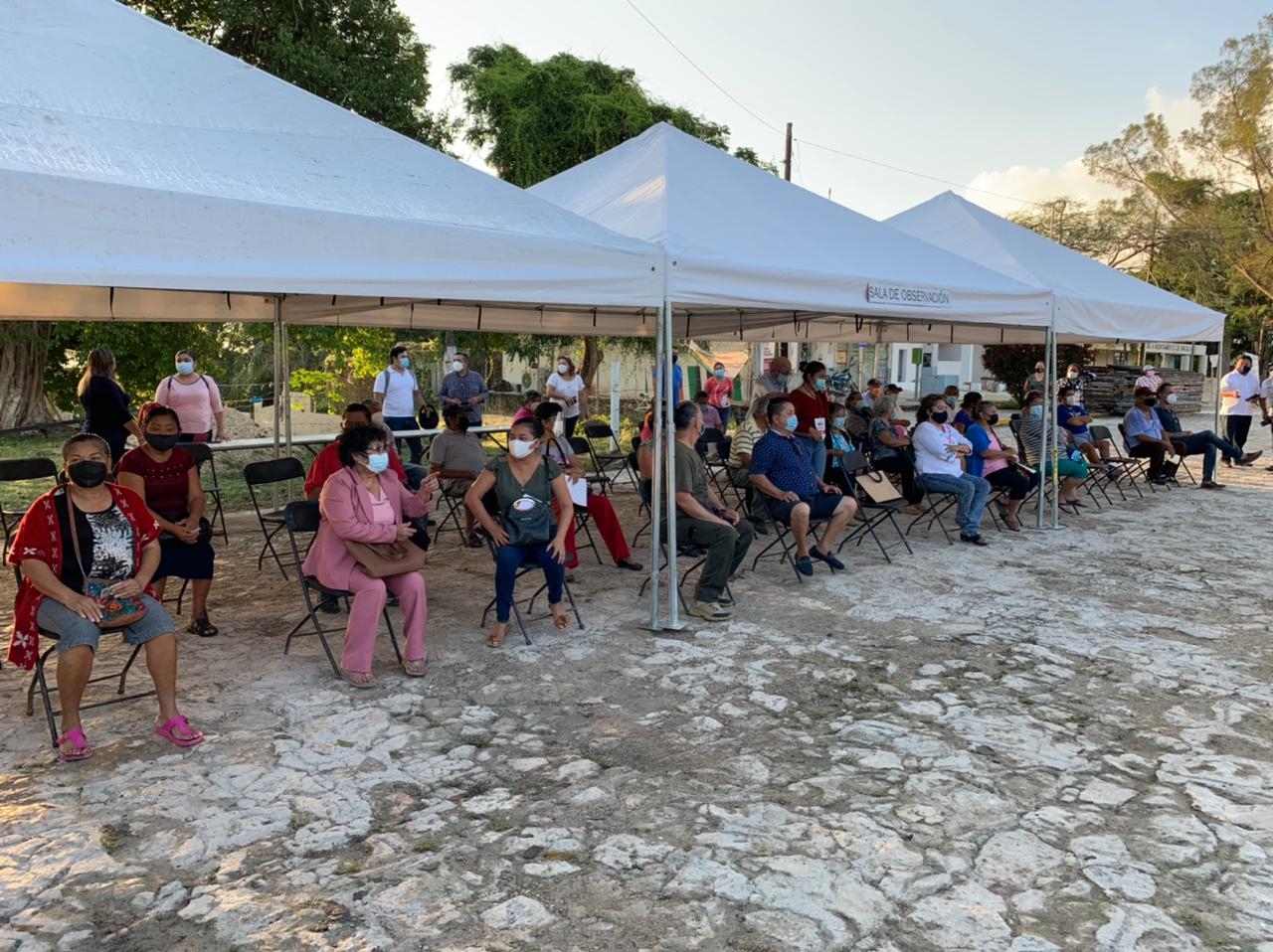 Los adultos mayores ya esperan en la carpa preparada para la inmunización