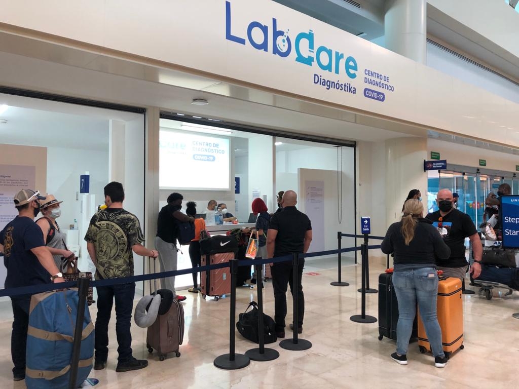 Turistas hacen fila para hacer su prueba PCR