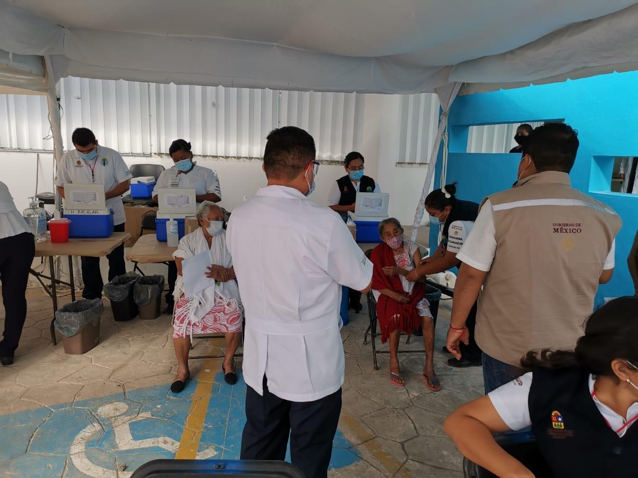 El personal de salud sigue vacunando a los abuelitos