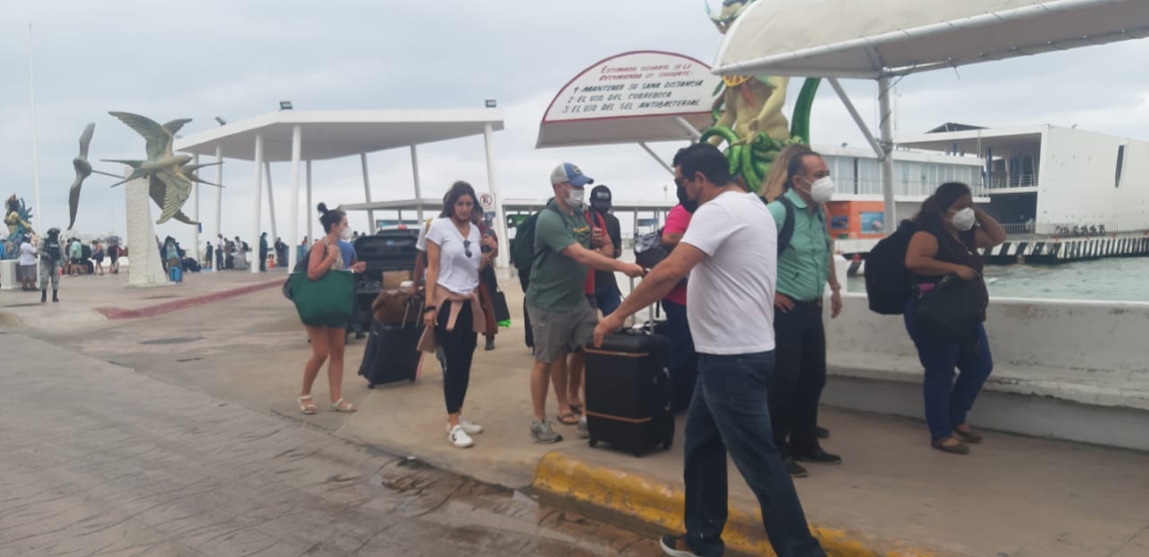 Un aforo de hasta 50 por ciento de pasajeros descendían de las embarcaciones