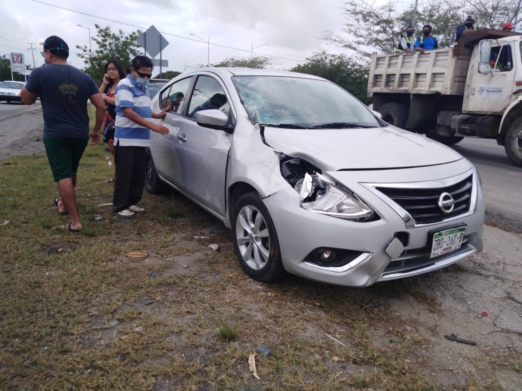 El conductor de un Versa no pudo esquivar al peatón que se le atravesó