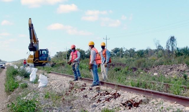 Los trabajos del Tramo 2 de Escárcega-Calkiní continúan con despalme, desmontaje de vías y elaboración de durmientes