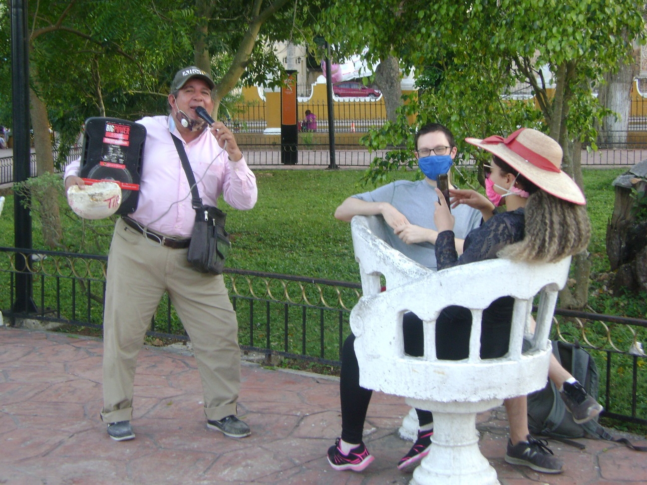 Los turistas que llegan hasta lo acompañan y corean sus canciones