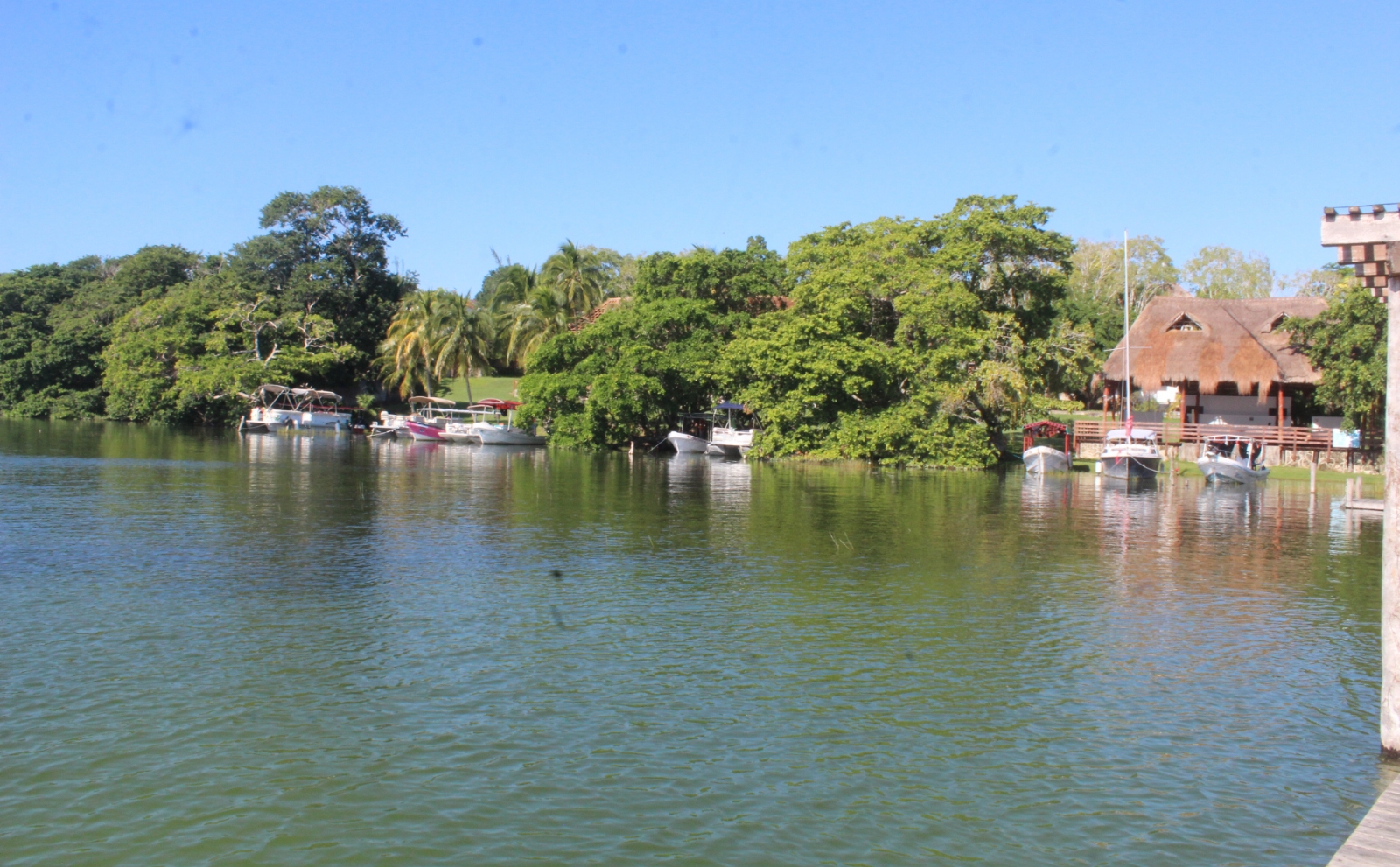 La Laguna de Bacalar aún tardará en recuperar sus colores