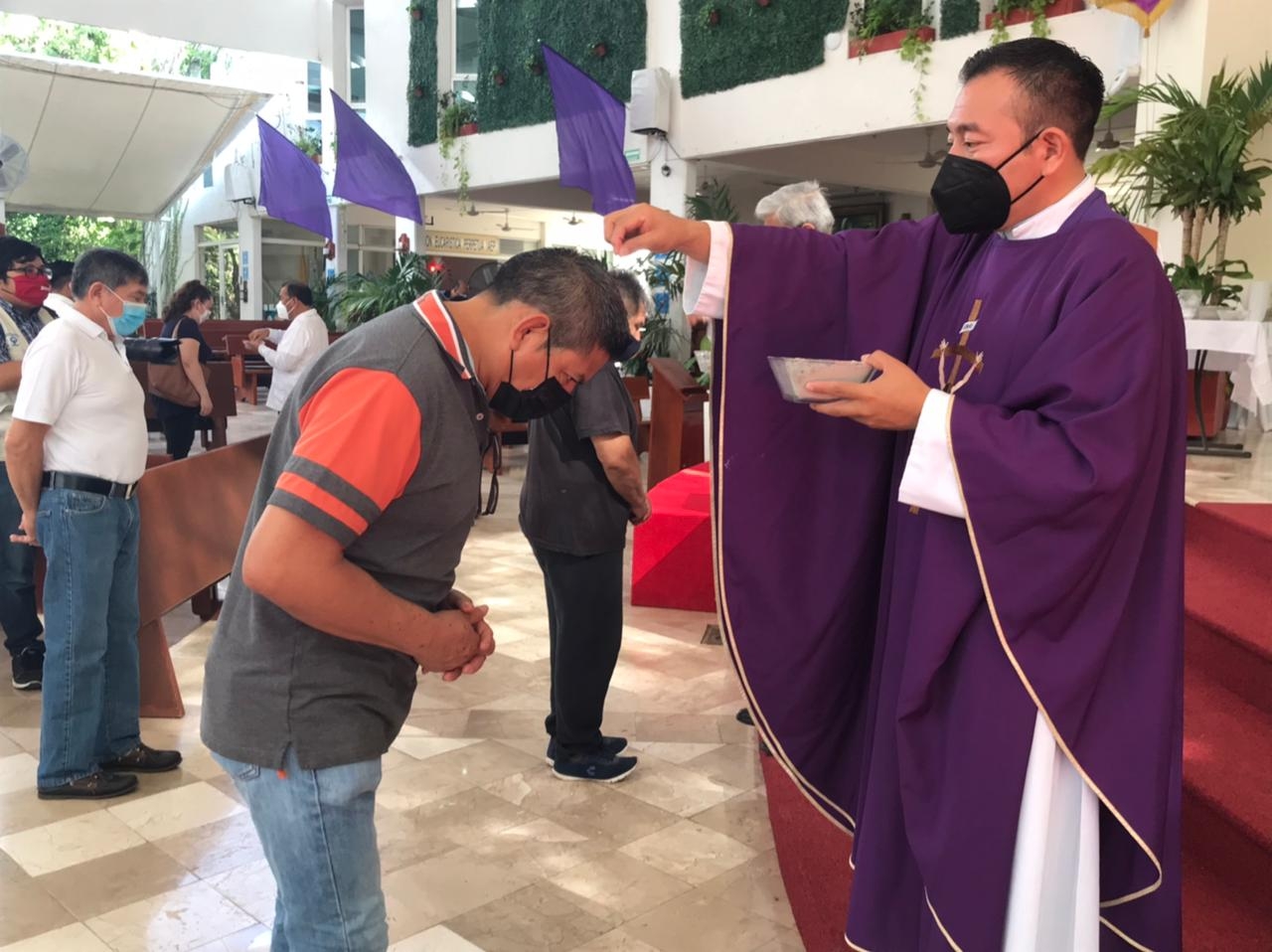Los curas católicos cumplen con el nuevo rito Los curas católicos cumplen con el nuevo rito