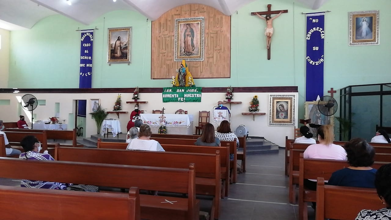 Fieles acuden a recibir las cenizas para iniciar la Cuaresma