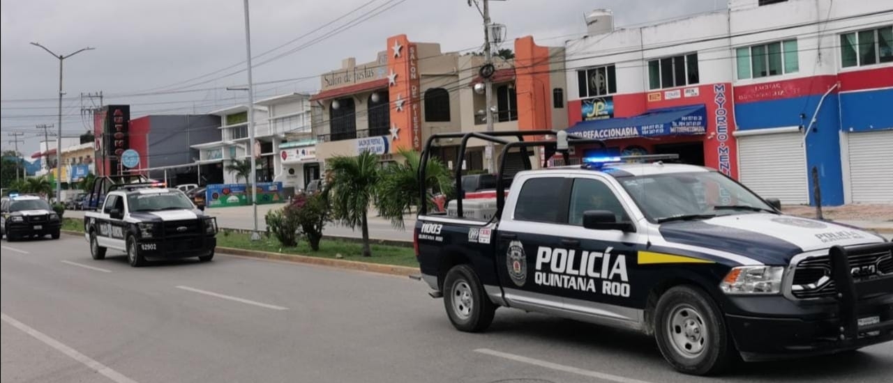 Al revisar, encontraron 160 bolsitas con presunta droga y dos mil 70 pesos en billetes de diferentes denominaciones