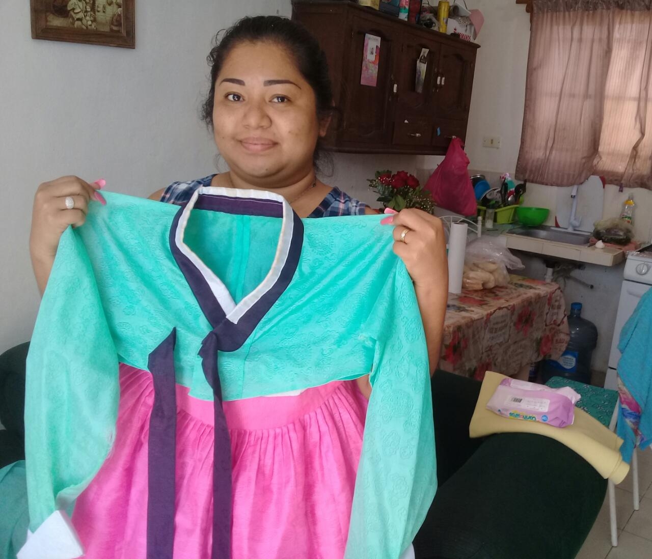 Mostró su hanbok traje típico de Corea, y recordó varias de las comidas tradicionales del país. Mostró su hanbok traje típico de Corea, y recordó varias de las comidas tradicionales del país.