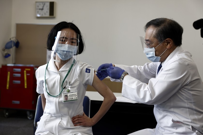 Japón inicia campaña de vacunación con dosis de Pfizer y BioNTech Japón inicia campaña de vacunación con dosis de Pfizer y BioNTech