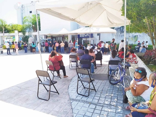 El gobierno municipal debe de implementar estrategias para evitar la aglomeración de personas en el exterior del ayuntamiento El gobierno municipal debe de implementar estrategias para evitar la aglomeración de personas en el exterior del ayuntamiento