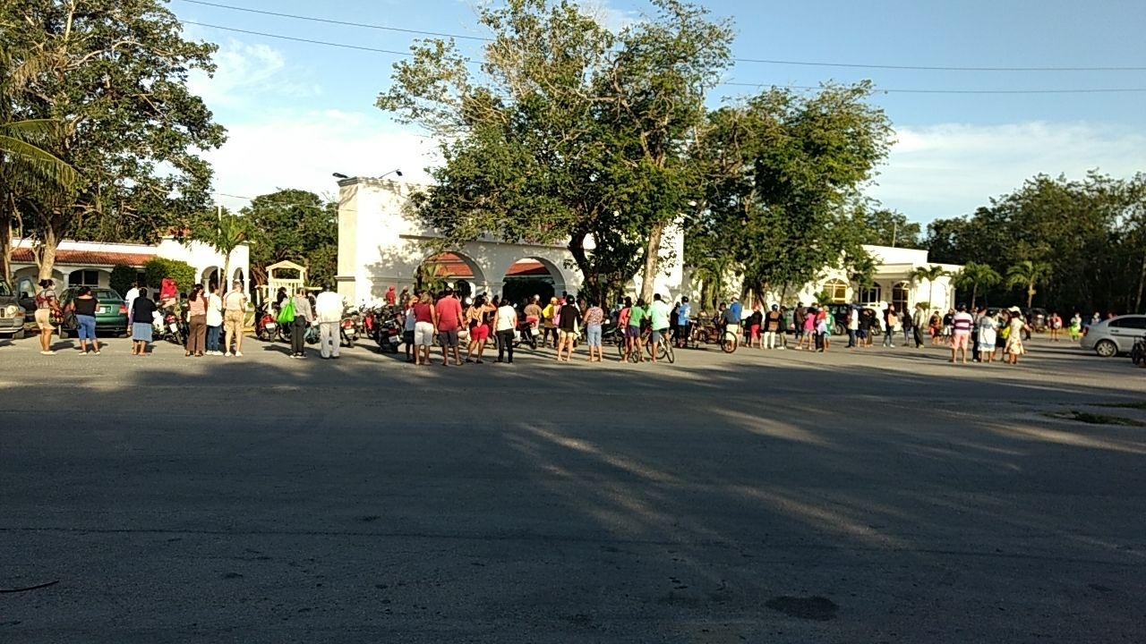 Decenas de familias aguardan para recibir despensas Decenas de familias aguardan para recibir despensas