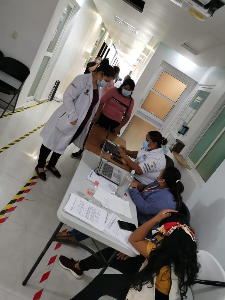 Se aplica la vacuna al persona médico