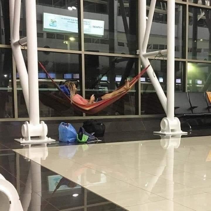Un turista llamó la atención al colgar una hamaca para descansar