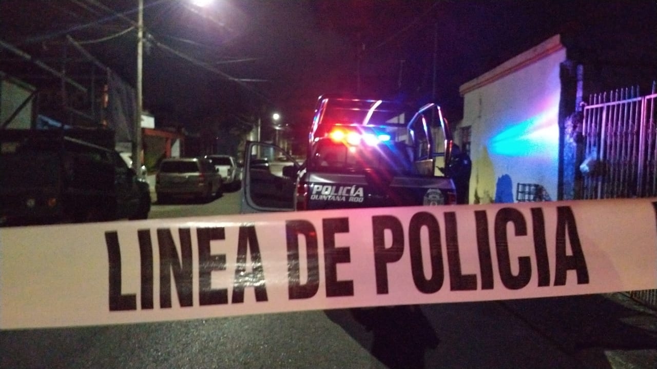 Hombre muere tras caer del techo de su casa en Cancún