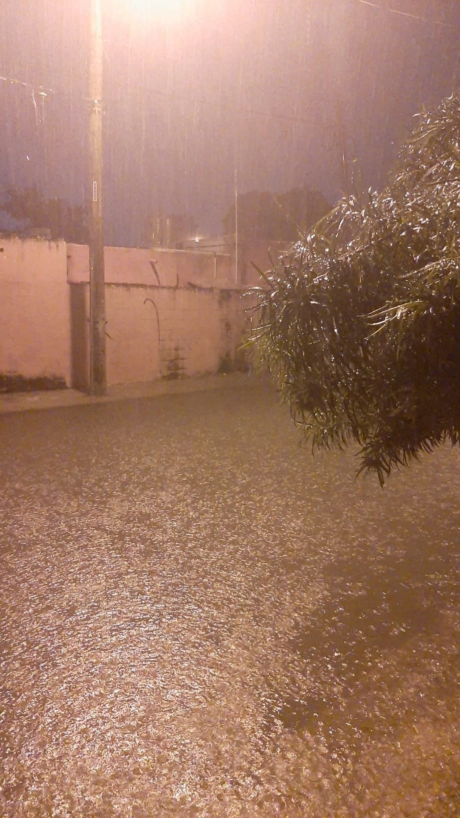 De acuerdo con los primeros reportes, la caída más intensa de agua registró 120 litros/m2 de precipitación De acuerdo con los primeros reportes, la caída más intensa de agua registró 120 litros/m2 de precipitación