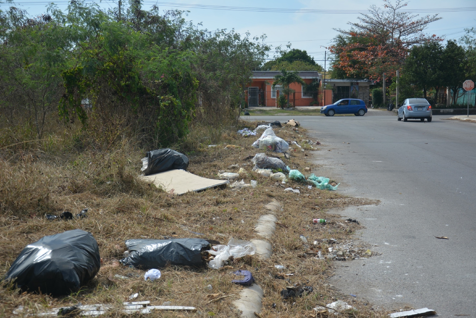 El hombre fue detenido por elementos policiales tras huir del lugar