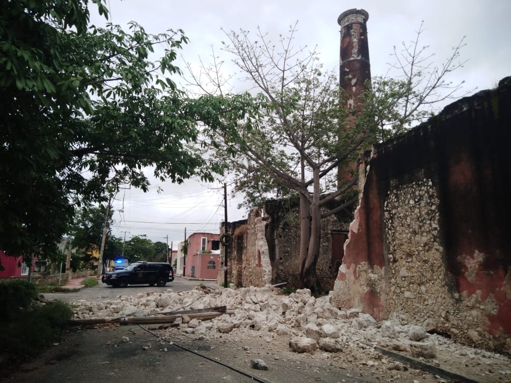 Con el derrumbe se cayó un poste de telefonía e internet