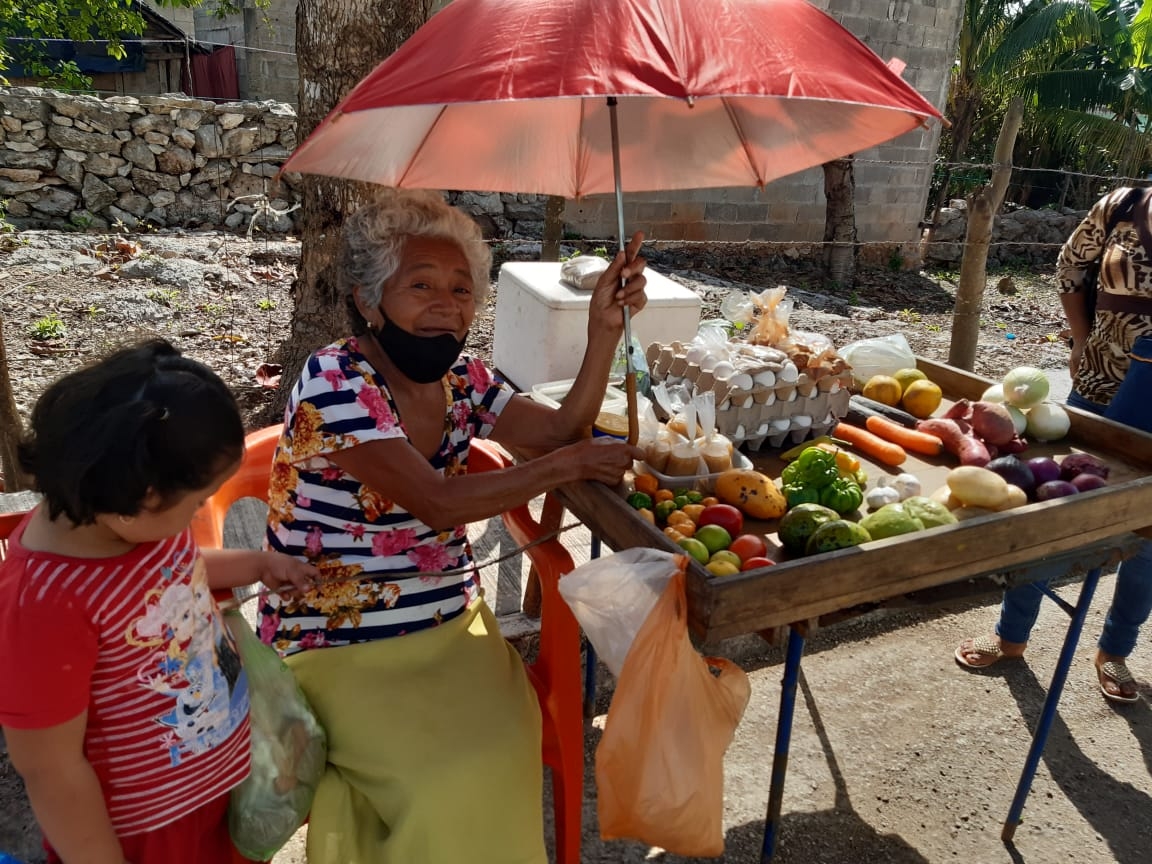 Gregoria Uc se dedica a la venta de frutas y verduras en frente de ladrones, según el testimonio de un residente Gregoria Uc se dedica a la venta de frutas y verduras en frente de ladrones, según el testimonio de un residente