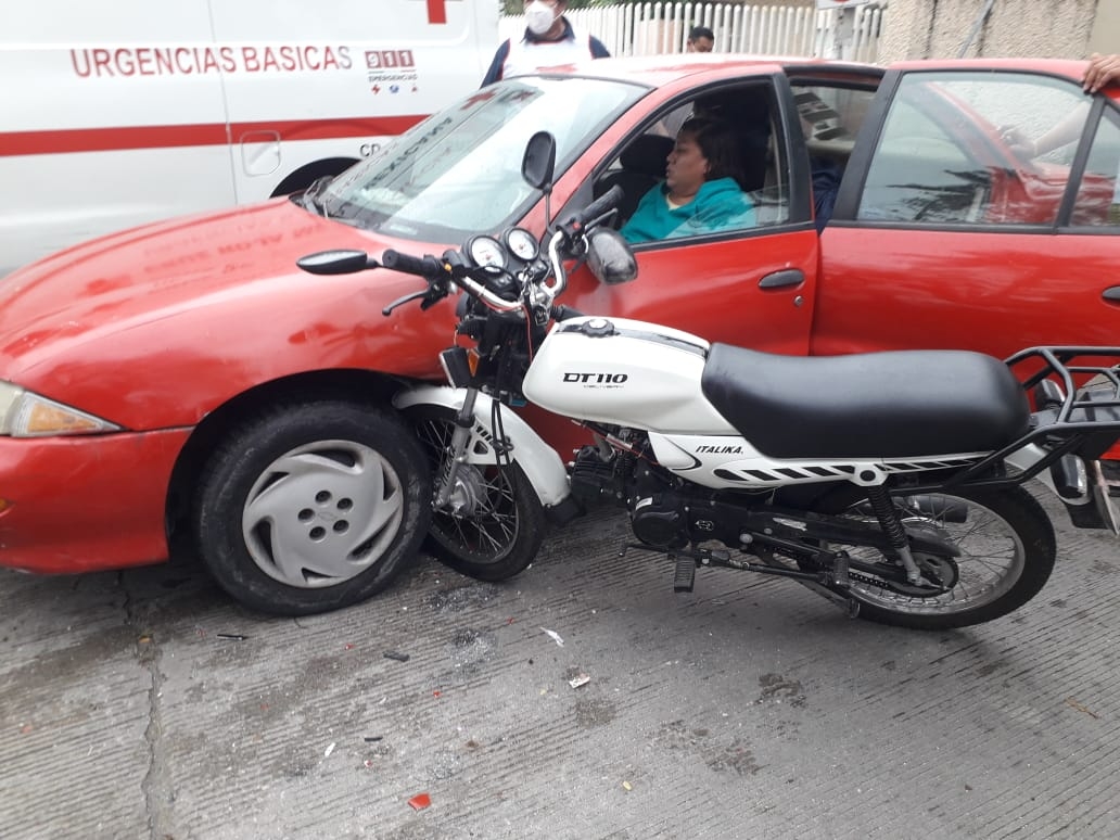 Una conductora ocasiona un accidente por no respetar un alto Una conductora ocasiona un accidente por no respetar un alto