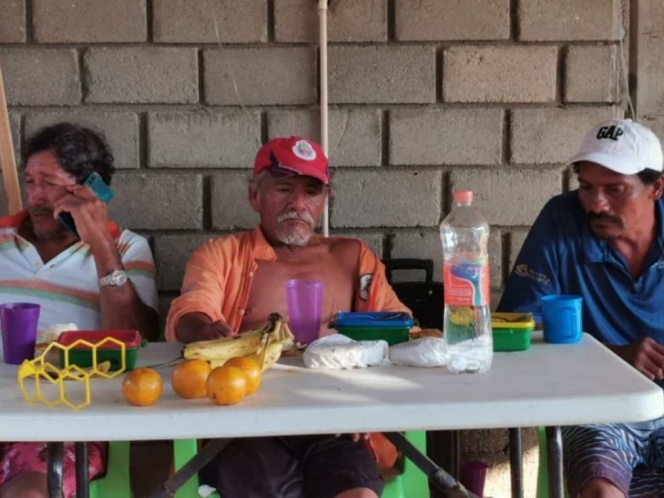 Los tres pescadores fueron valorados por un médico. Los tres pescadores fueron valorados por un médico.