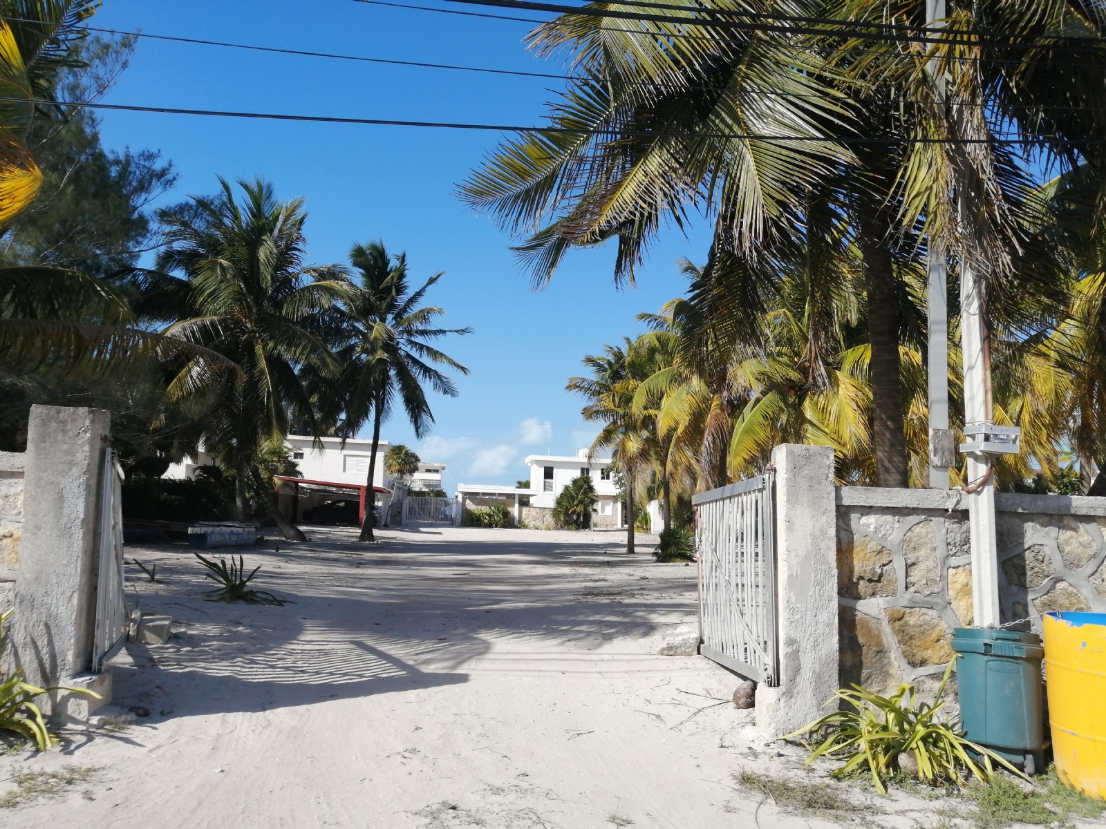 La residencia de playa se encuentra detrás de la “zona de antros”