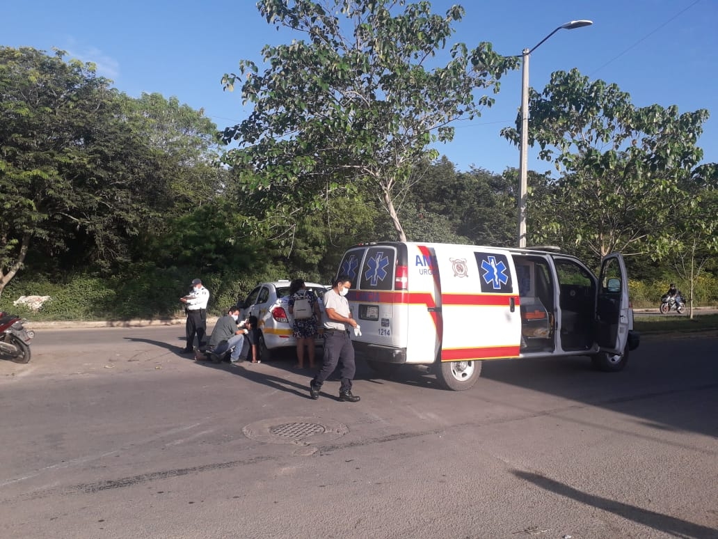 Los paramédicos atendieron a la persona lesionada.