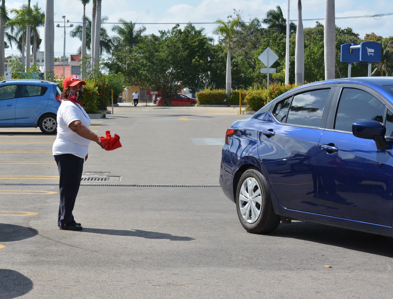 La necesidad ha orillado a Yolanda a sus 67 años, a convertirse en acomodadora de autos o “viene viene”