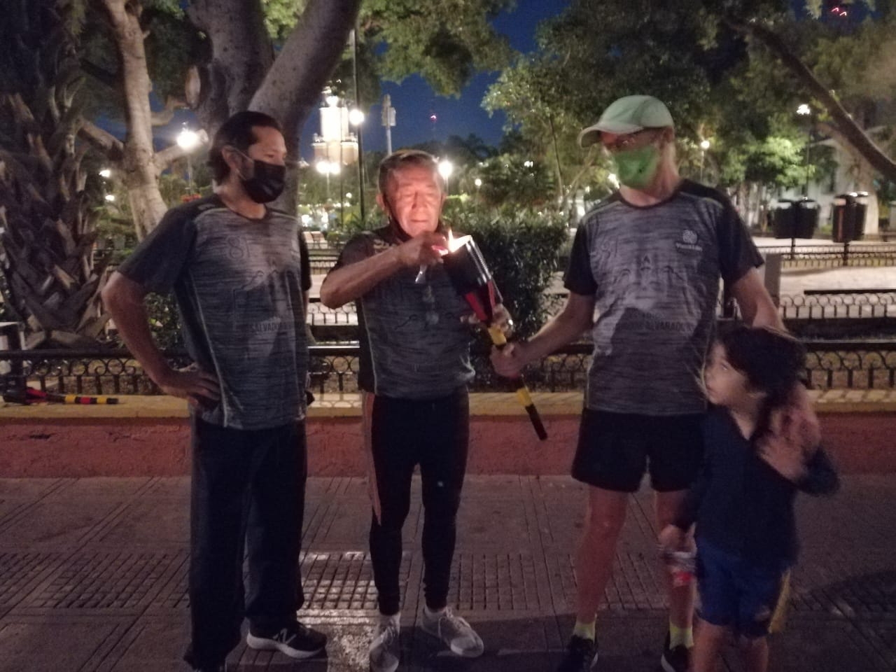 Encabezados por Leonel Macías, quien por más de 40 años ha
organizado los rituales, realizaron como cada año este recorrido