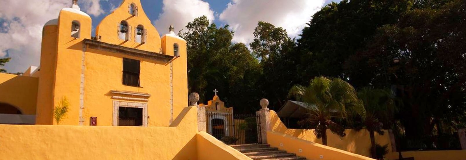 Se caracteriza por su iglesia de color amarillo y sus calles de adoquín francés que regalan una maravillosa vista.