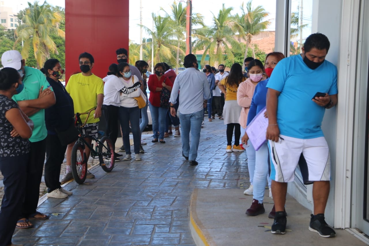 La fila no se apegó a las medidas sanitarias contra el COVID-19