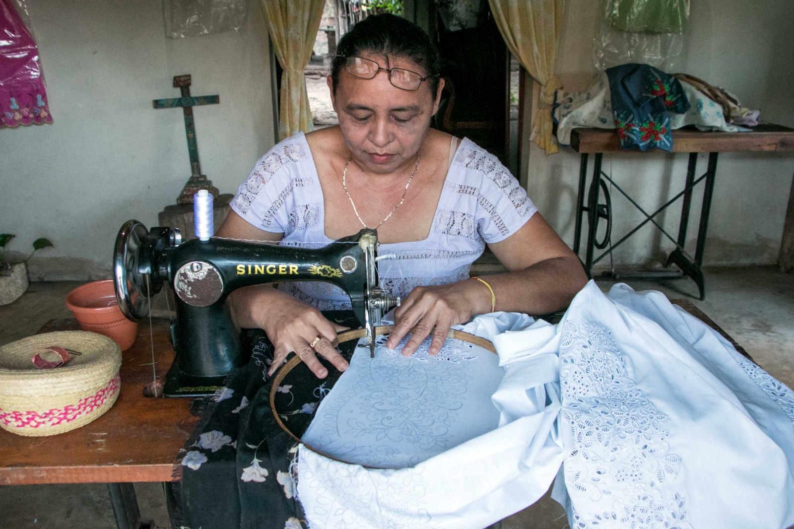 Artesana sorprende con sus coloridos bordados a máquina en Maní
