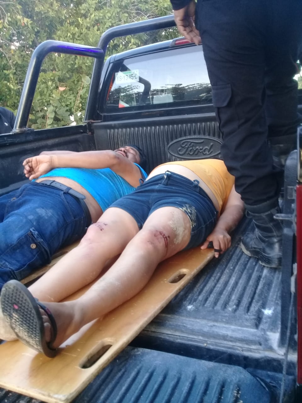 Las personas se encontraba tiradas entre las piedras en la parte inferior del puente Las personas se encontraba tiradas entre las piedras en la parte inferior del puente