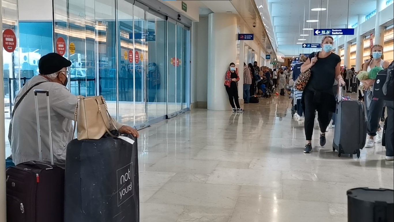Don Samuel permaneció dentro del aeropuerto en espera de su vuelo
