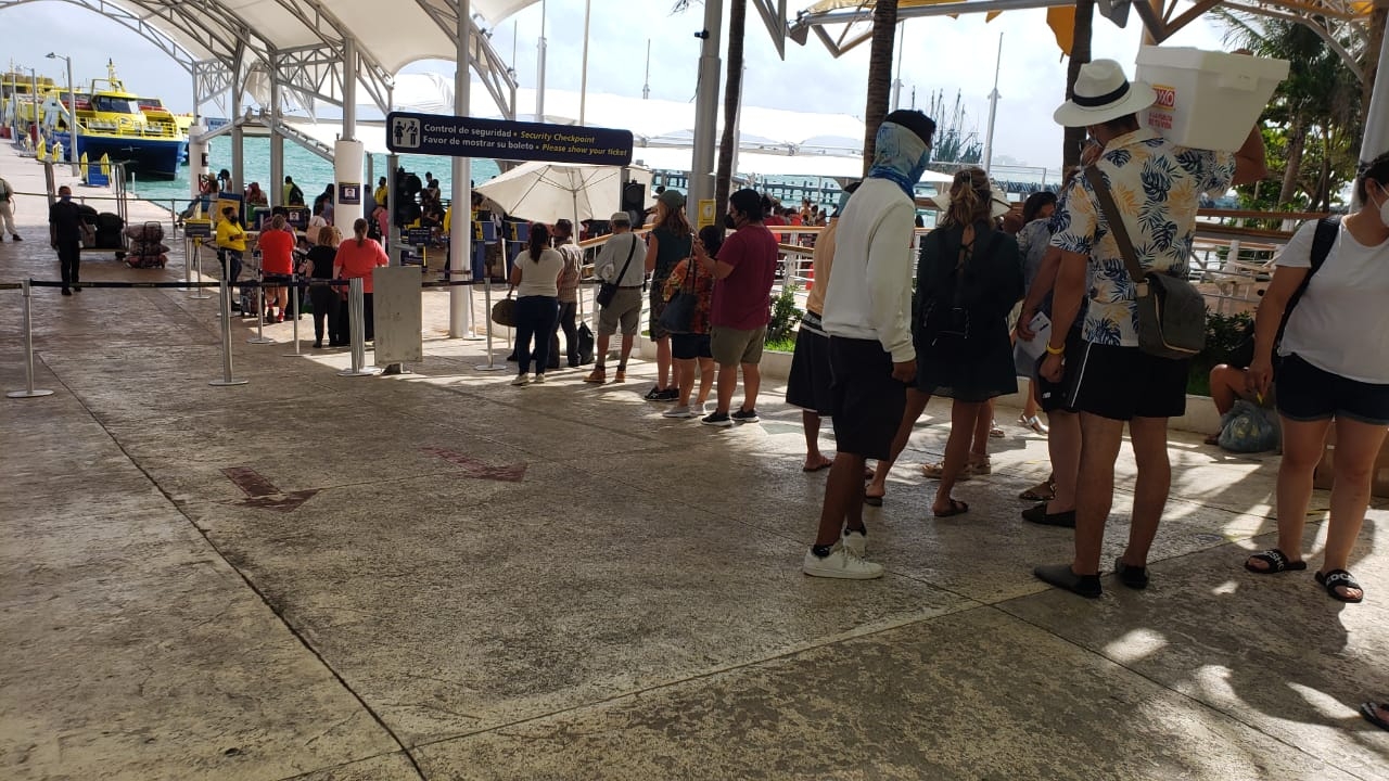 La fila de personas no respetó la Sana Distancia La fila de personas no respetó la Sana Distancia