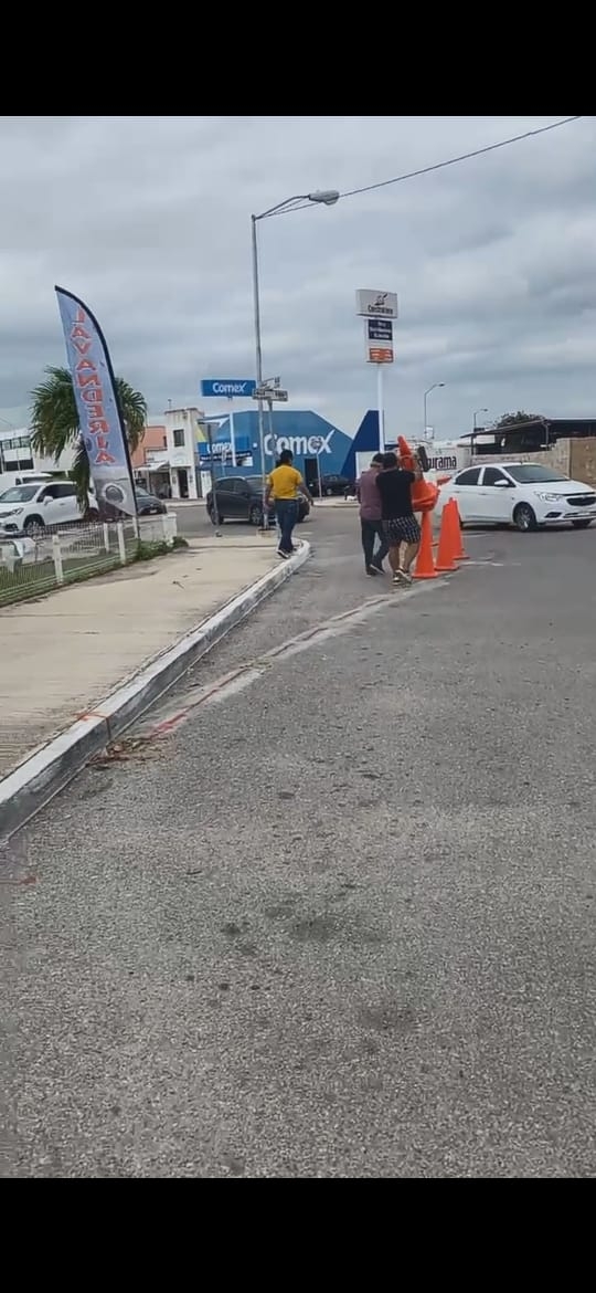 Los vecinos quitaron los conos para dejar libre tránsito en la zona Los vecinos quitaron los conos para dejar libre tránsito en la zona
