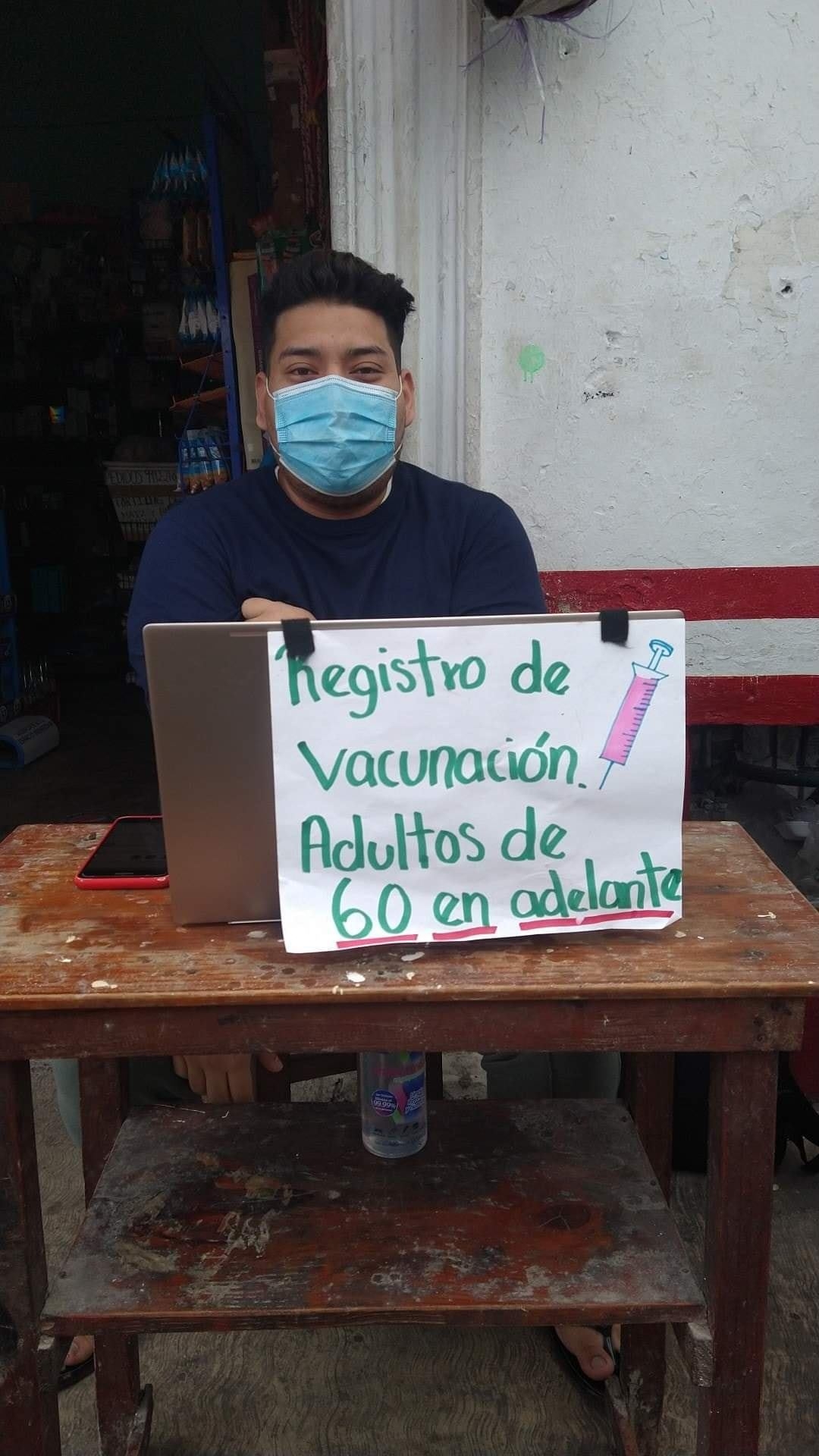 A través de un letrero con la leyenda "Registro de vacunación. Adultos 60 en adelante". A través de un letrero con la leyenda "Registro de vacunación. Adultos 60 en adelante".