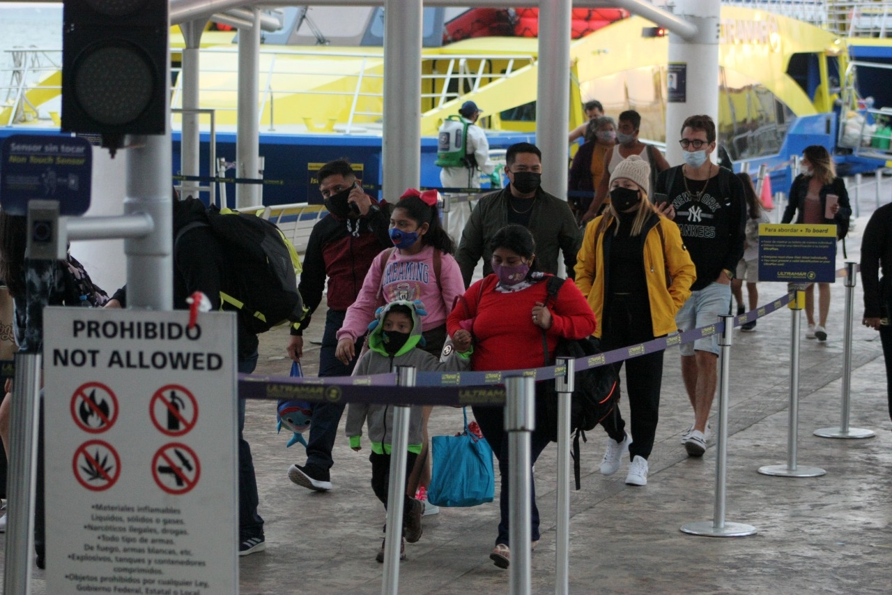 En un recorrido por el lugar se notó la presencia de turistas y locales, estos últimos viajaban para llegar a sus centros laborales en la isla En un recorrido por el lugar se notó la presencia de turistas y locales, estos últimos viajaban para llegar a sus centros laborales en la isla