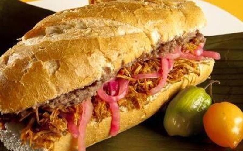 Los yucatecos han vuelto una tradición el desayunar cada domingo este guiso con francés de leña o tortillas hechas a mano