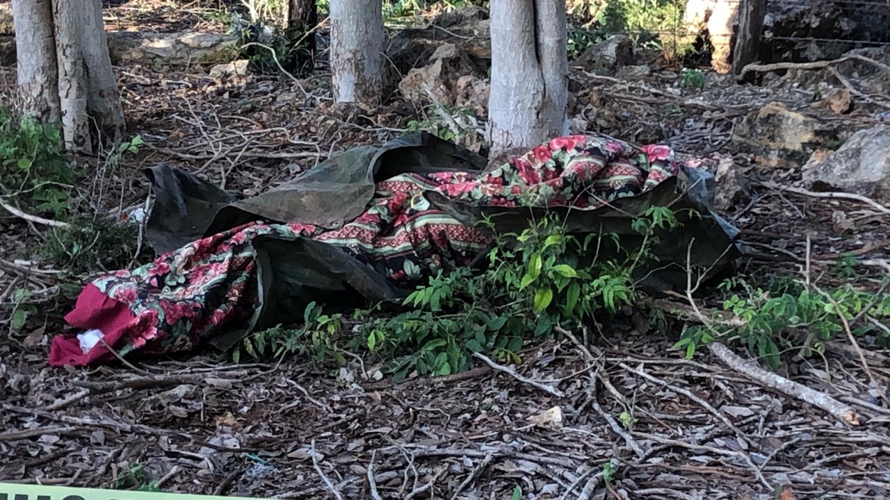 El hombre fue encontrado entre la maleza envuelto en una cobija