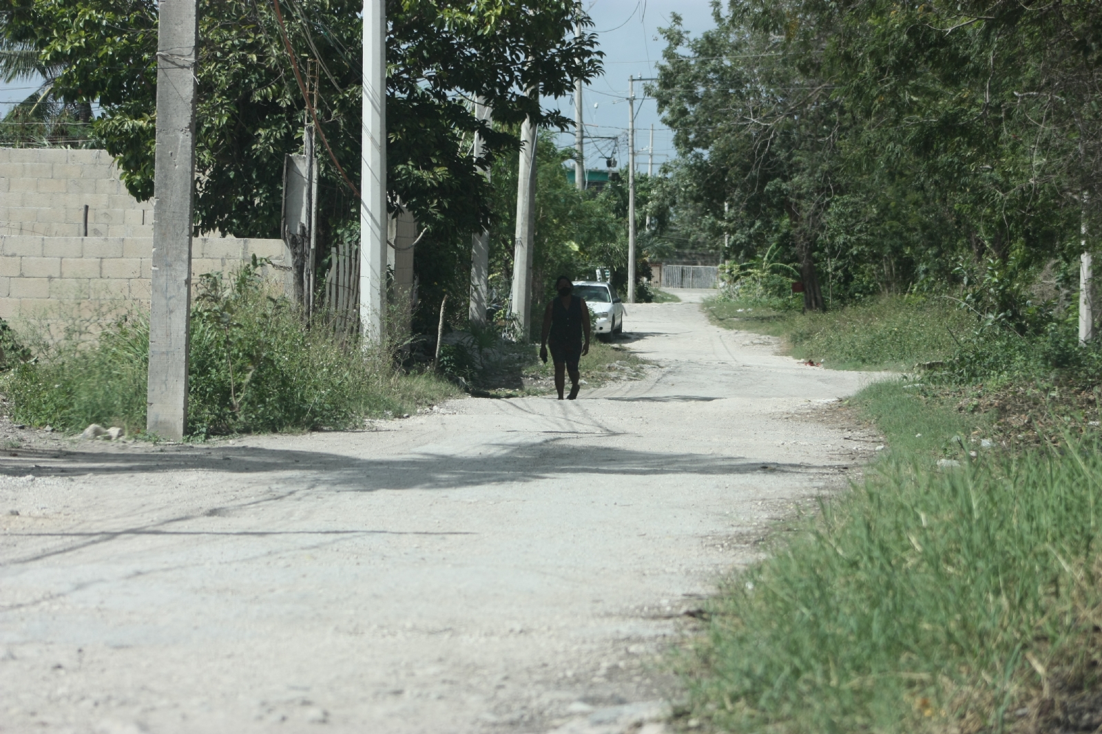 Algunas zonas habitacionales tienen calles sin pavimentar Algunas zonas habitacionales tienen calles sin pavimentar