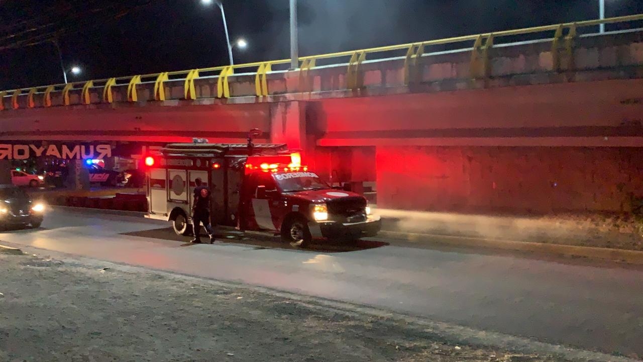 El incendio se registró en el puente vehicular del Boulevard Playa del Carmen El incendio se registró en el puente vehicular del Boulevard Playa del Carmen